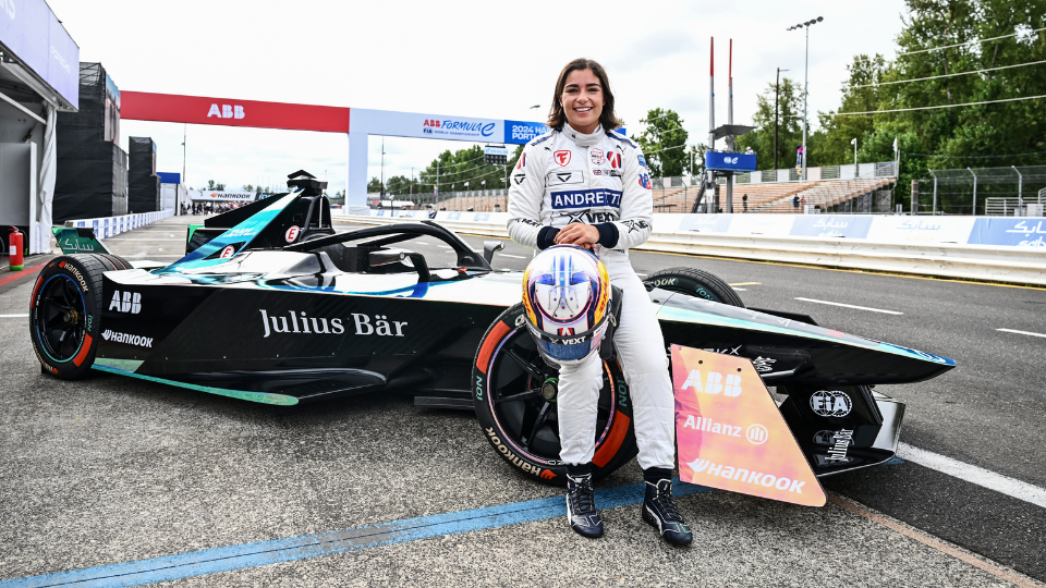 INDY NXT’S JAMIE CHADWICK DRIVES FORMULA E GEN3 CAR AND TAKES MICHAEL ANDRETTI FOR A SPIN IN PORTLAND